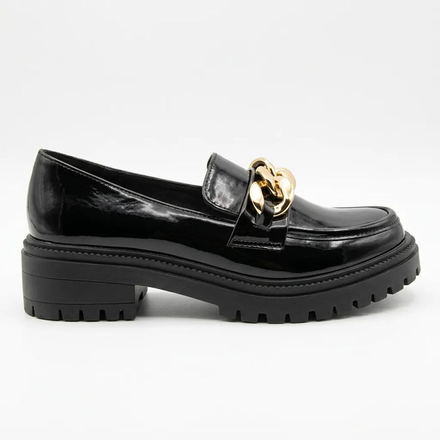 Mocasín Mujer Charol Negro Con Cadena Oversize Dorada