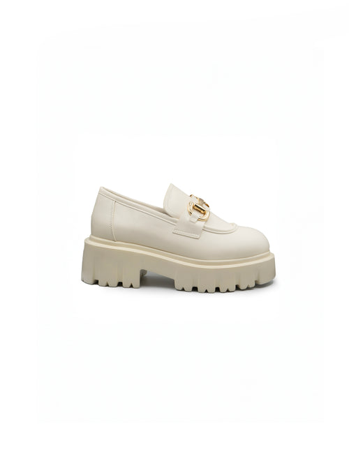 Mocasín beige.